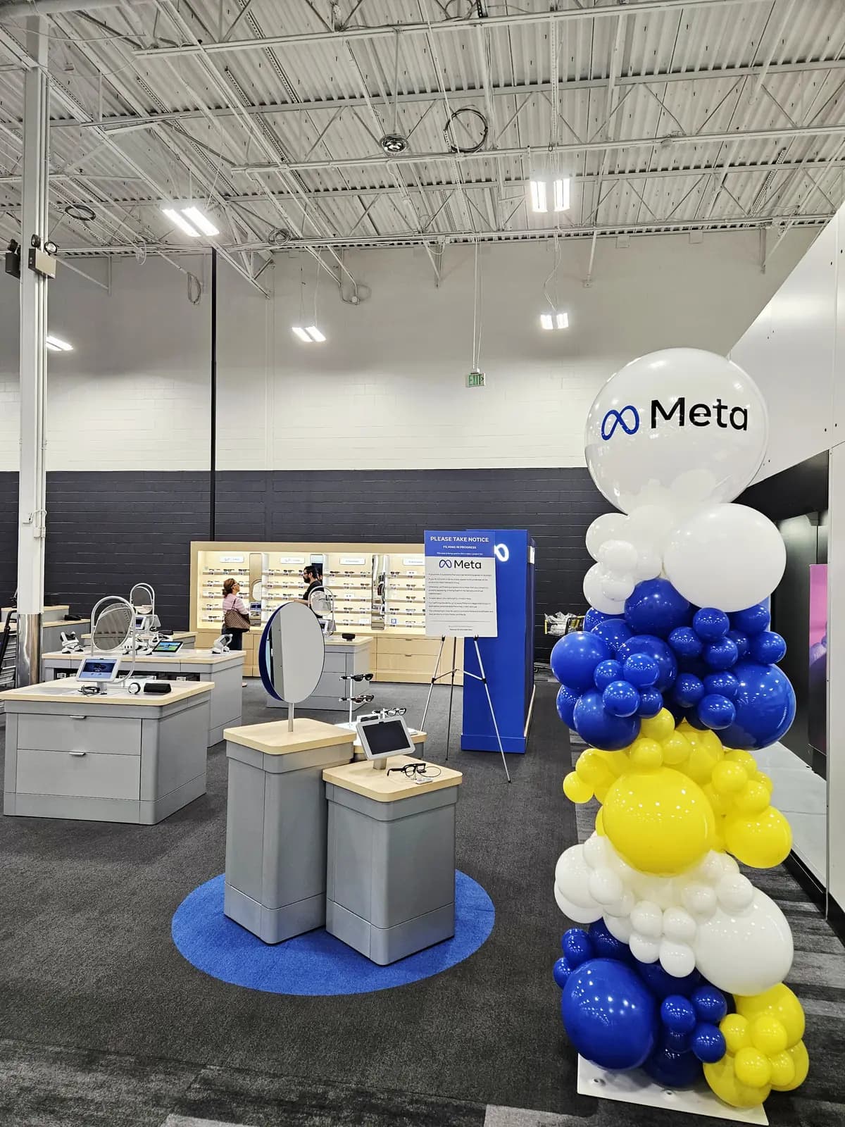 Meta Product Event Branded Balloon Column — view 01
