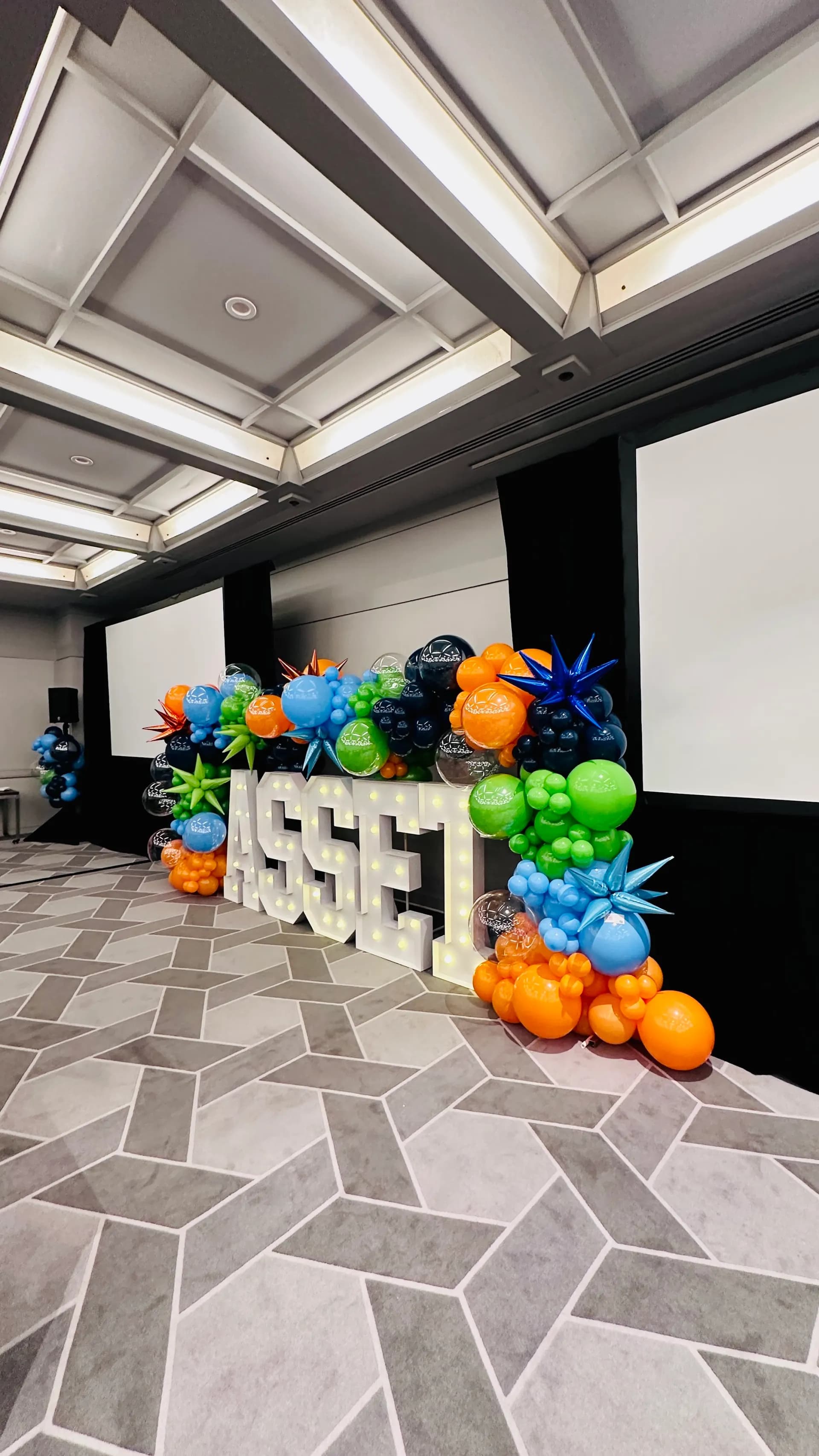 Asset Symposium's Corporate Symposium in San Francisco, California: professional event balloon décor, view 2 of 3.