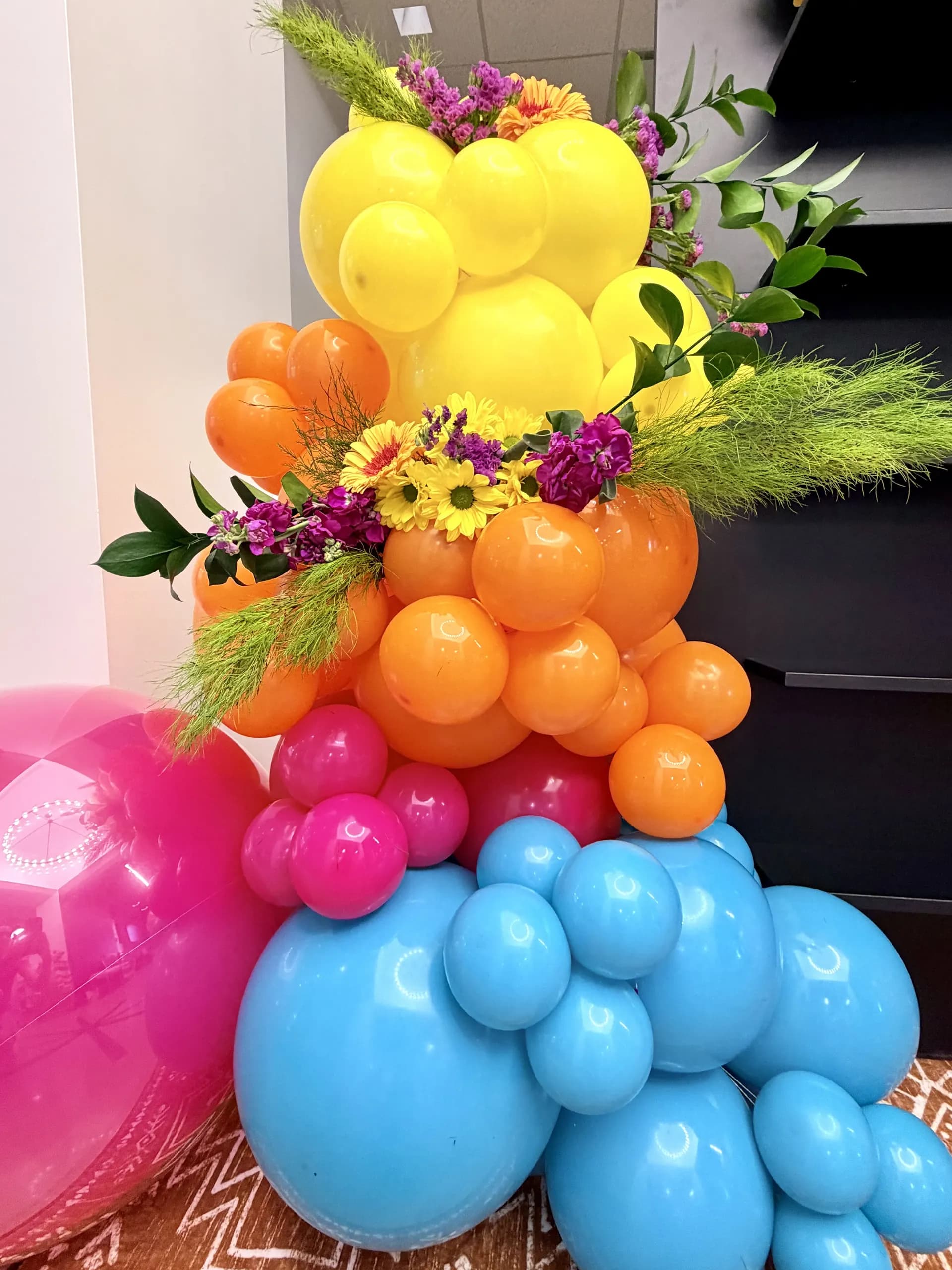 Corporate event décor by Balloon Décor: balloon photo zone with fresh flowers and centerpieces, San Jose, California — view 6.